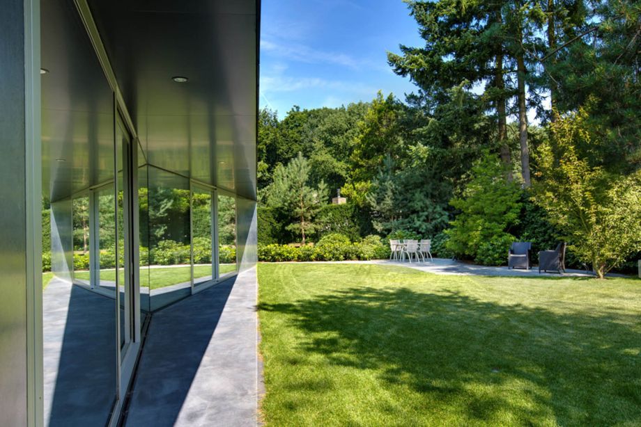 Moderne tuinarchitectuur bij Villa X in Goirle